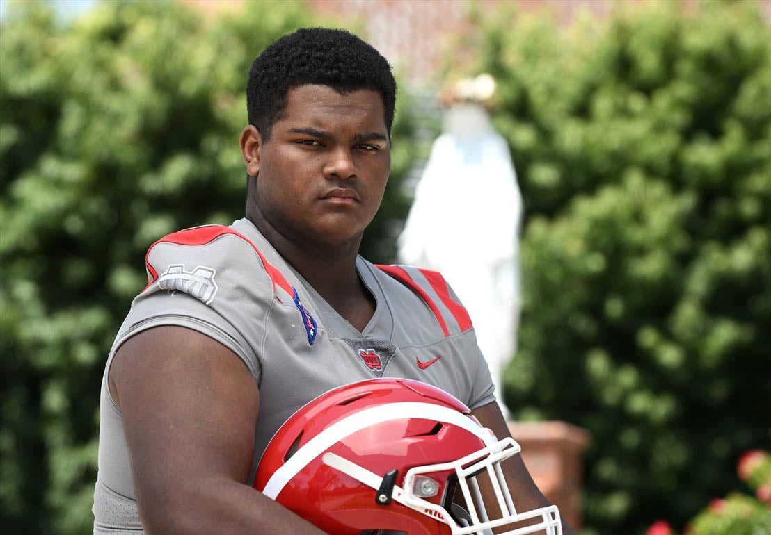 Offensive lineman DeAndre Carter