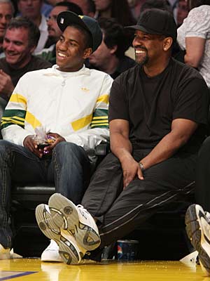 Denzel Washington and his son, Malcolm, take in
a Lakers game in 2008.