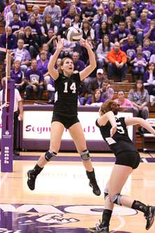 Avon's Madi Reeves (14) feeds KaylaSpringer in a semi-state matchup.