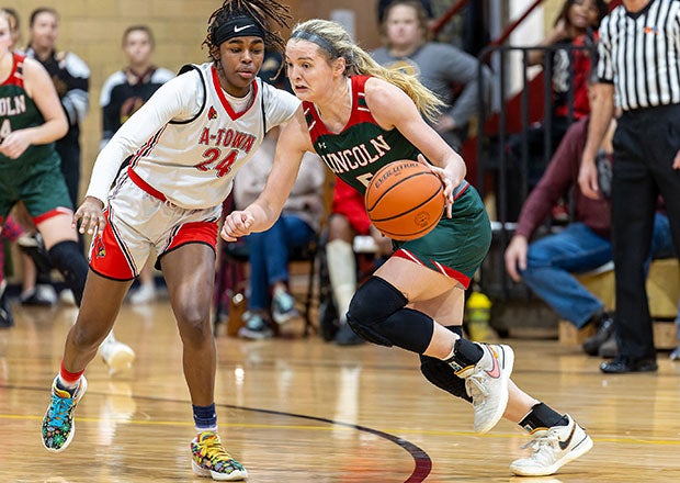 Illinois MaxPreps Player of the Year Kloe Froebe drives against Afton during the State Farm Shootout in early February. (Photo: Jimmy Simmons)