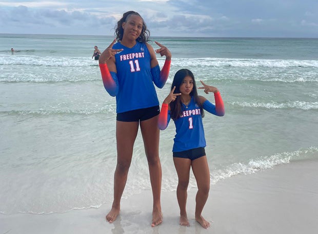 Athiei Dahl poses with 5-foot libero Antonia Palacio during a team photo shoot. (PHOTO: Courtesy of Jessamine Marie Photography)