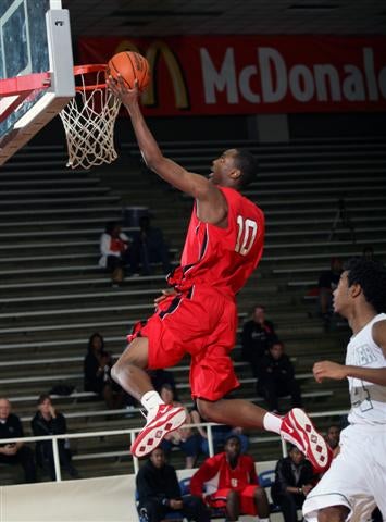 Bellaire guard Sheldon McClellan swoops in for a deuce. 