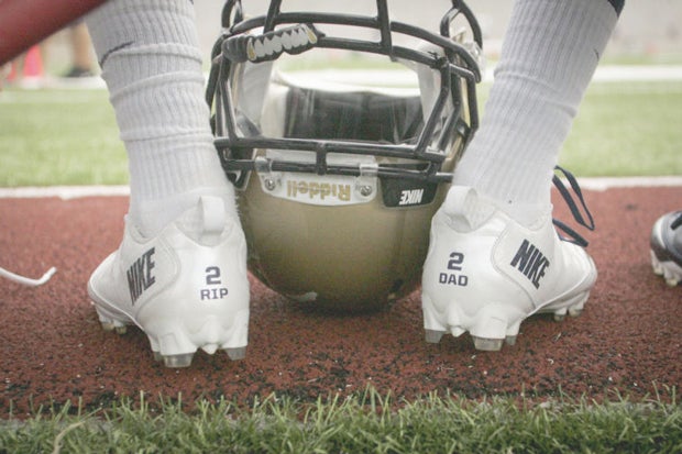 Will Barfield Jr., an Arizona football player, honored his deceased father every time he went on the football field.