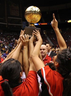 Around 10,000 people watched the Page High girlswin the AIA Division III state title last season bybeating Winslow, another team that hails from Navajocountry. The land for Page, Ariz., was acquired fromthe Navajo Nation.
