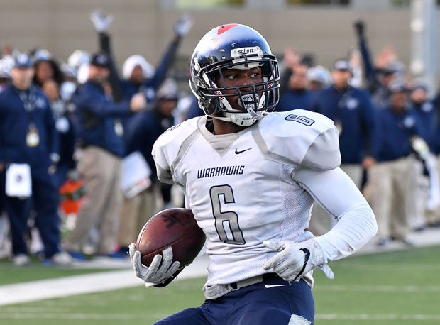 Eric Buchanan scores on first-quarter touchdown.