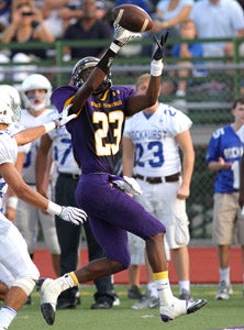 Blue Spring's Deondre Hall hauled in
a 15-yard pass.