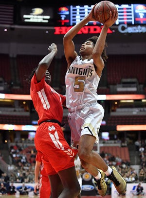 Ethan Thompson goes over Bol Bol.