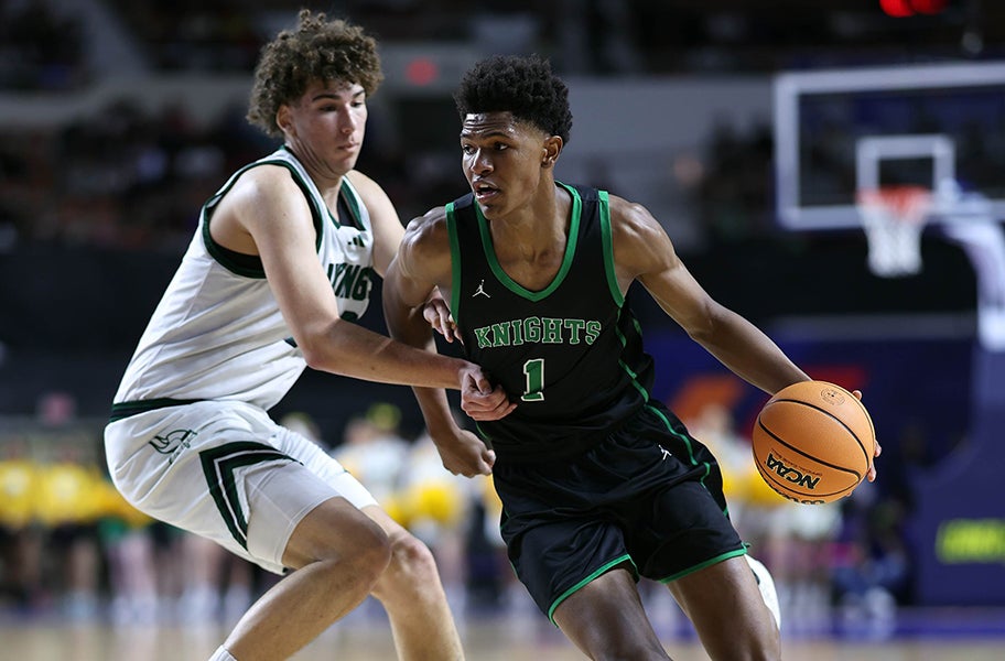 A versatile post presence, MaxPreps Arizona Player of the Year Cam Williams showed his ability to stretch the floor throughout his senior campaign, connecting on 65 of 148 attempts from deep. (PHOTO: Kevin French)