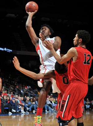 Stanley Johnson scored 19 points to help thenation's top team advance.