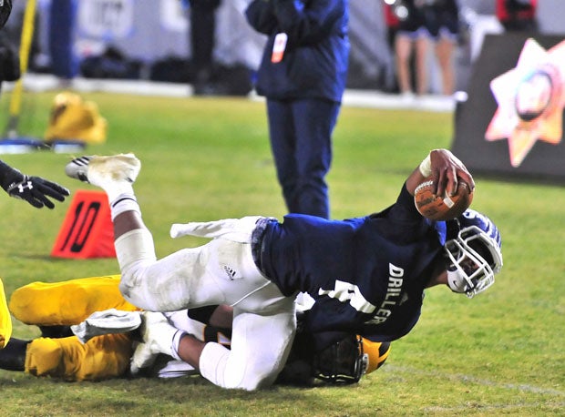 Bakersfield's Asauni Rufus gives one final lunge while being tackled by Jonah Mekebri.