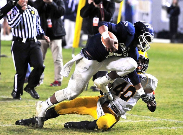 Del Oro's Jonah Mekebri (40) and Bakersfield quarterback Asauni Rufus.