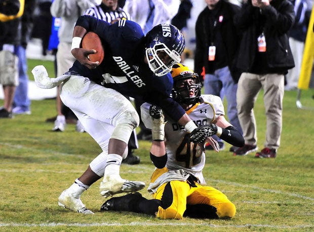 Bakersfield quarterback Asuni Rufus attempts to get away from Johnah Mekebri.