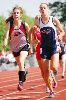 Dakota Ridge's McKenna Spillar, right,
edges Pomona's Alaina Anderson
at the finish line during the Class 5A
girls 3,200-meter final. Spillar won by
.01 seconds.