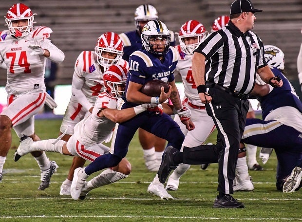Pierce Clarkson led St. John Bosco to a 24-22 win over No. 1 Mater Dei in the CIF Southern Section Open Division finals.(Photo: Louis Lopez)