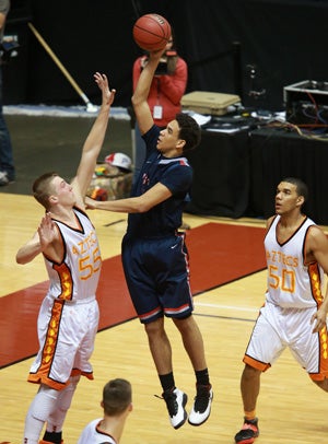 Dorian Pickens scores two of his 41 points
for Pinnacle.