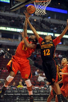 Elizabeth Williams goes up for two
of her record 23 points against
Krystal Forthan.