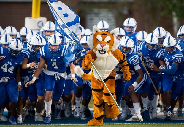 Jesuit pulled off the upset of the young season Friday, beating No. 22 St. Thomas Aquinas 24-21 to jump into the MaxPreps Top 25 rankings.