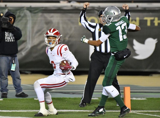 Amon-Ra St. Brown hauls in a 38-yard touchdown pass from JT Daniels to open the scoring for Mater Dei. 