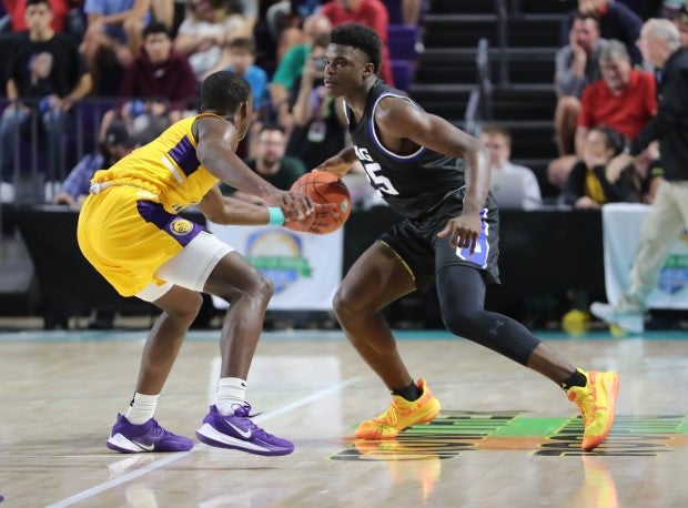 Dariq Whitehead guards Jarace Walker in a previous meeting between the Ascenders and Eagles.