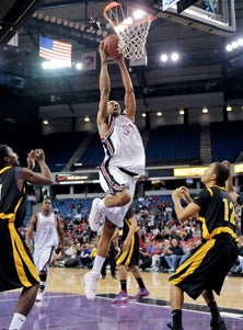 The Washington State-bound Simmons
was an absolute beast with 31 points
and 19 rebounds. 