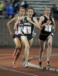 Haley Pierce (2) overtook national
cross country champion Aisling Cuffe (1)
to win a sterling 3000 on Thursday.