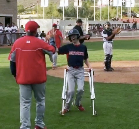 Video: Inspiring Arizona senior with cerebral palsy scores first varsity run