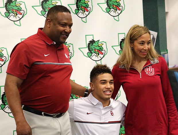 Southlake Carroll (Texas) safety Robert Barnes along with his parents, Reggie and Eulanda, after signing with Oklahoma.
