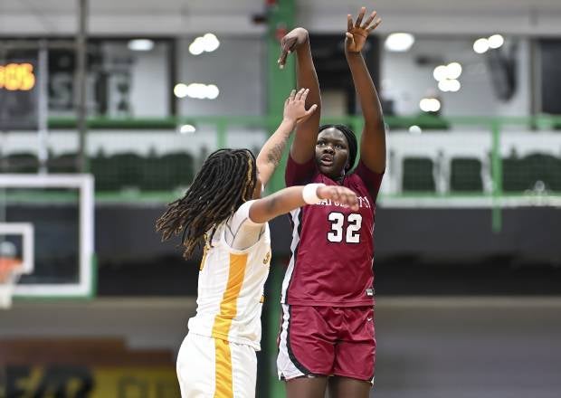 Nyajuacni Riak last season as a freshman, playing against St. Catherine's.(PHOTO: Kevin Geisler)