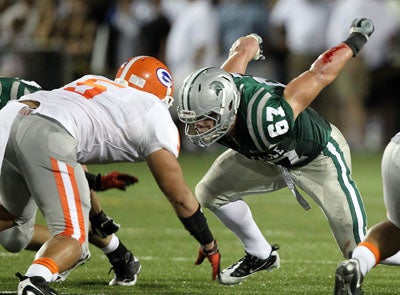 Wynn (67) came out just one play to bandage a bloodied arm.