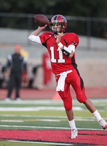 Jeff Lockie can make plays with his
arm and legs.