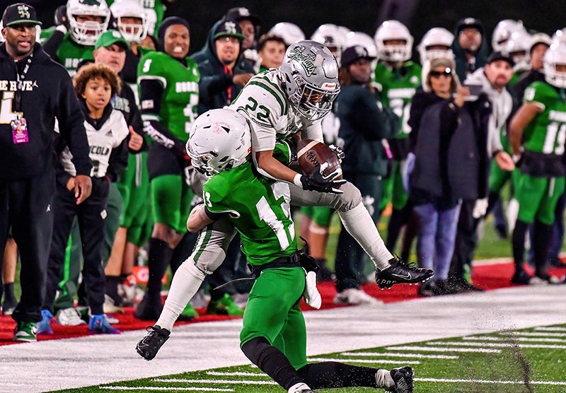 De La Salle sophomore Derrick Blanche comes up with a big catch late in the game for the Spartans in the CIF Division 1-AA finals Friday at Saddleback College in Mission Viejo. (Photo: Louis Lopez)
