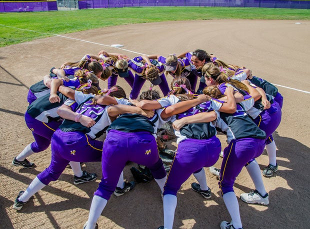 The Dons circle tightly after another big win. They've outscored opponents 132-23.