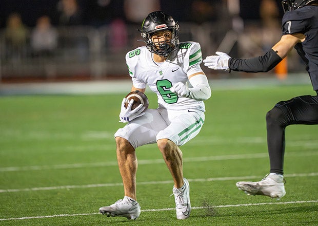 Regarded as one of the top junior defensive back prospects in the country, Josiah Molden also made his presence felt on offense with a touchdown reception Friday night. (PHOTO: Troy Tsuma)
