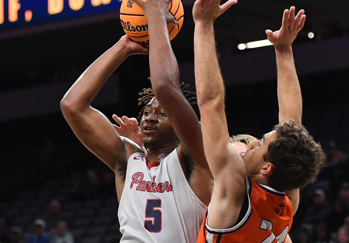 Senior Mike Davis Jr. had 17 points and 14 rebounds for San Joaquin Memorial. (Photo: David Steutel)