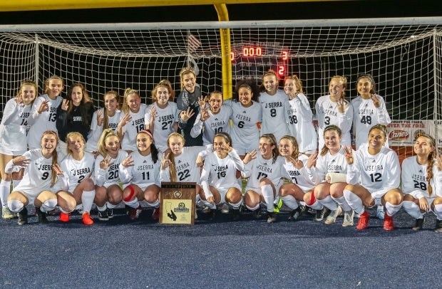 Campbell (top row, seventh from left) and teammates celebrate their 3-1 victory over Los Alamitos in the Southern California Division I regional title game.