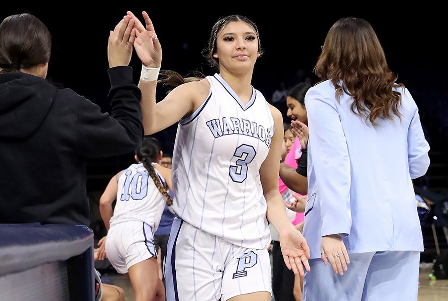 America Cazares of Arizona had back-to-back 60-point games in January. The senior guard averaged 33.6 points per game this season and piled up nearly 3,000 career points. (PHOTO: Chris Hook)