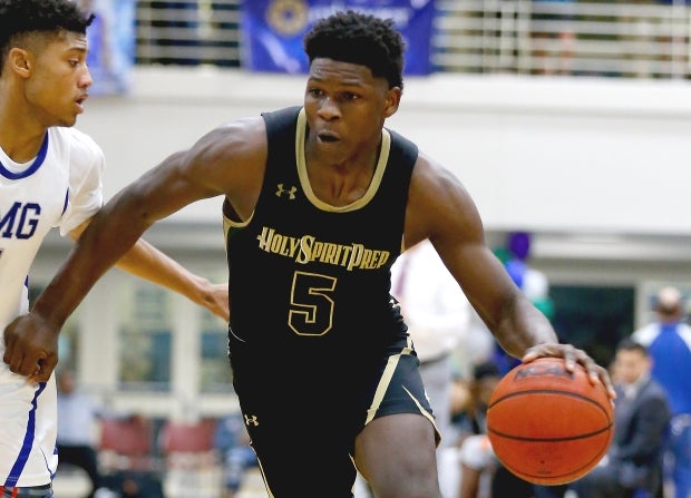 Anthony Edwards drives the ball earlier this season against IMG Academy.
