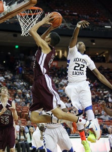 Texline's Aaron Gutierrez goes in
for a flying layup over Roxton's
Quinton Walker (22).