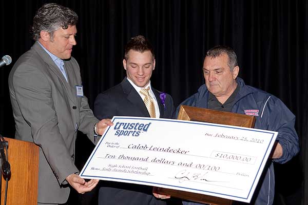 CJ Edmonds and Rudy Ruettiger present the scholarship check to ‘the Most Inspirational High School Football Player in America’ – Calob Leindecker.