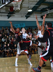 Jeffrey Parker (35) made a tough
interior shot for Salesian.
