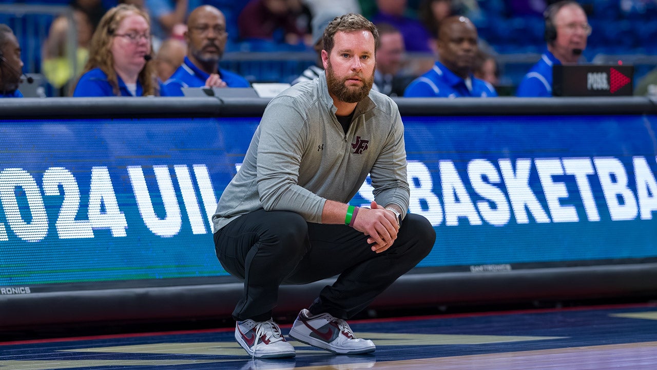 WATCH: Tiny TX school splashes 40 threes