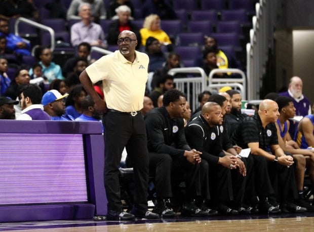 Simeon head coach Robert Smith looking on during the 2019 IHSA Class 4A Super-Sectional title game.