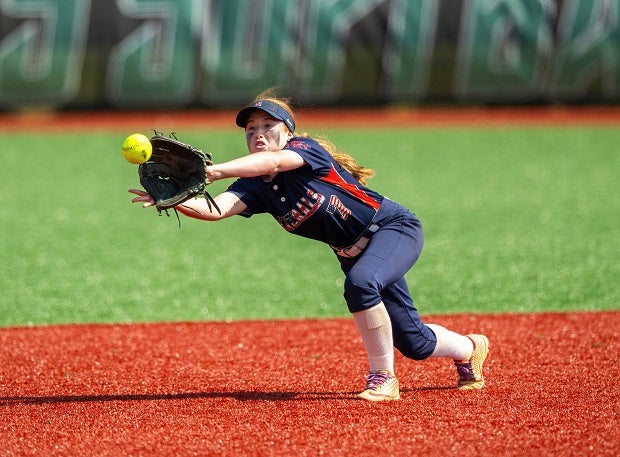 Blue Point infielder Kathleen McKillop makes a great catch. (Photo: Michael McLaughlin)