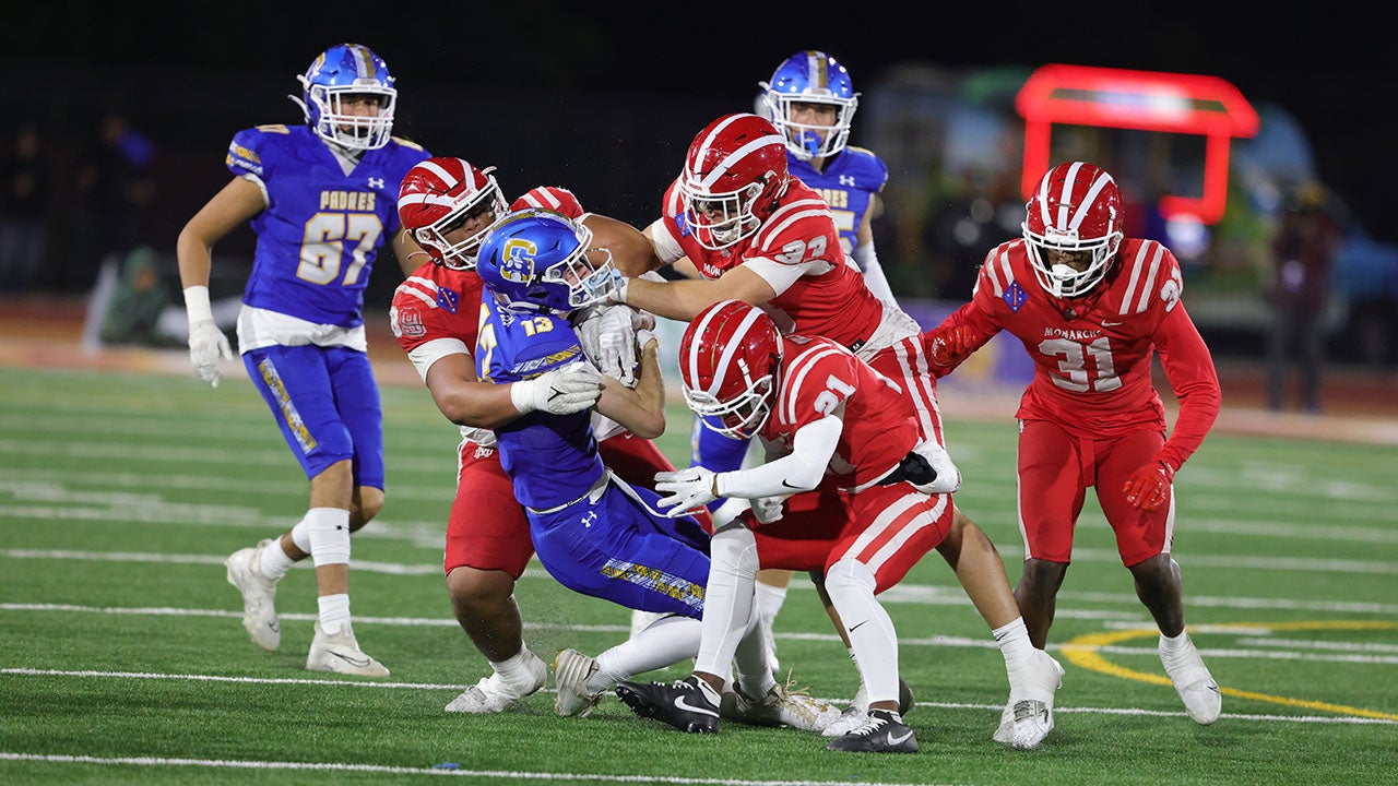 High school football: No. 3 Mater Dei dominates No. 19 Serra 35-0, wins California Open Division championship