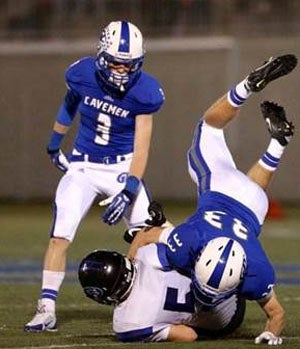 Jake Stoffel (3) and Keil Nicholas (33) help
lead the Grants Pass defense.