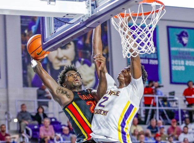 Kentucky signee Chris Livingston (20) and No. 7 Oak Hill Academy close out regular season play this week.