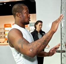 Von Miller works out with the Gatorade
Sports Science Institute (GSS1). 