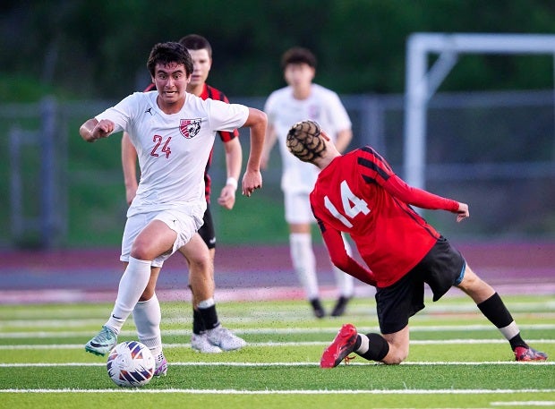 The success of the Mater Dei boys soccer program has helped the school jump to the top of the MaxPreps Cup standings after the month of January with 1,477 points. The Monarch had been third after the completion of the fall sports season. (Photo: Joe Duncan)