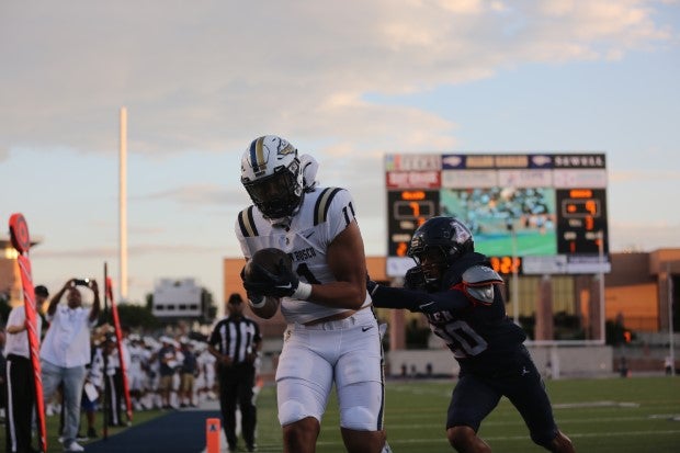 Five-star Class of 2024 prospect Matayo Uigalelei catches the seven yard touchdown pass from Pierce Clarkson.