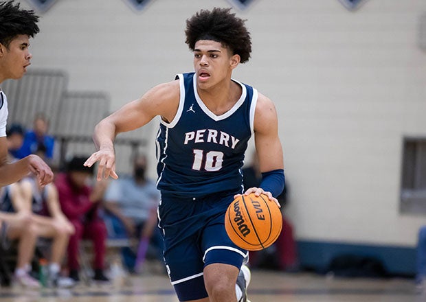 Hubert Davis watches Koa Peat at Hoophall Classic Saturday